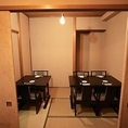 仕切ることで半個室としてご利用いただけるテーブル席は、5～22名様までご利用いただけます。あらゆるご利用シーンで便利にご活用いただけます。