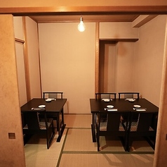 仕切ることで半個室としてご利用いただけるテーブル席は、5～22名様までご利用いただけます。あらゆるご利用シーンで便利にご活用いただけます。