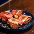 料理メニュー写真&nbsp;ハモンセラーノのブルスケッタ