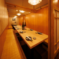 通路を挟みますが、横一列で座れる個室！木の温もり溢れる個室空間は、居心地の良さも抜群◎！広々テーブルで大人数の宴会・飲み会もゆったり楽しめます！優しい照明に包まれながら、美味しい料理とお酒で乾杯すれば、自然と笑みがこぼれるはず！友達同士の飲み会や会社の宴会にもピッタリな、使い勝手抜群の個室空間です！