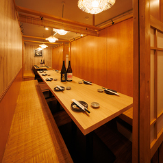 通路を挟みますが、横一列で座れる個室！木の温もり溢れる個室空間は、居心地の良さも抜群◎！広々テーブルで大人数の宴会・飲み会もゆったり楽しめます！優しい照明に包まれながら、美味しい料理とお酒で乾杯すれば、自然と笑みがこぼれるはず！友達同士の飲み会や会社の宴会にもピッタリな、使い勝手抜群の個室空間です！