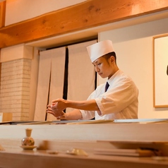 【1名様からご利用可能なカウンター席】目の前で熟練の技を見ながら、美味しい料理を堪能できるのがカウンターの醍醐味！女性のお客様やお一人様でもお気軽にご利用いただけます。国分寺エリアで海鮮料理が美味しい居酒屋をお探しなら、ぜひ『寿司酒場 まぐろ人』へ♪