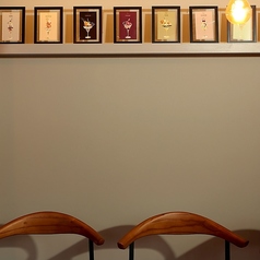 広々としたテーブル席は12席ご用意。温かみのあるソケットランプ煌めく店内で、魅惑の夜パフェとお酒のマリアージュをお楽しみください。