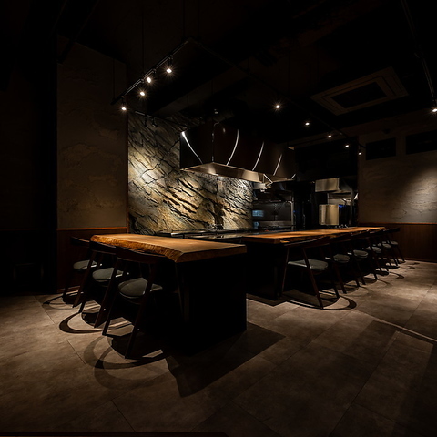 横浜で話題の《A5ランク黒毛和牛や海鮮を堪能できる隠れ家的鉄板焼き店》が新横浜へ！