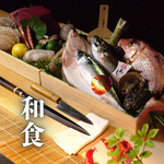 四季の恵みを繊細に活かした創作和食。見た目にも華やかで、驚きのある非日常の和の世界をご堪能あれ