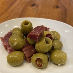 オリーブとサラミのマリネ