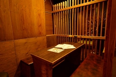 当店は全席が個室または半個室となっており、他のお客様の目を気にすることなくおくつろぎいただけるプライベート空間です。木目調の落ち着いた内装とやわらかな照明が、都会の喧騒を忘れさせる大人の隠れ家を演出します。大切なご友人との語らいや接待など周りを気にせずゆっくりとお食事やお酒を楽しみたい夜に最適です。