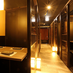 結婚式の二次会、会社宴会、歓送迎会、同窓会など大人数様でのご利用に貸切宴会も承っております！ご宴会コースは2H飲み放題付3850円～ご用意！お気軽にお問い合わせください。開放感のあるお席でゆったりお寛ぎください♪