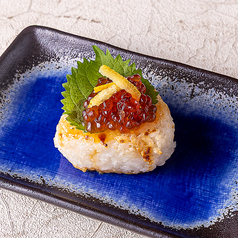 雲丹醤焼きおにぎり　- いくらのせ -