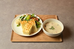 【心も体もホッと温まる】具沢山スープ＆自家製フォカッチャ《1650円(税込)》の写真