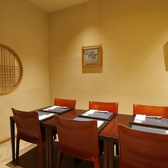 【水仙（すいせん）】5～8名でご利用可能なテーブル個室。接待や宴会、会合にご好評を頂いている個室です。