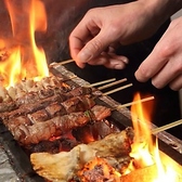 焼きとんや焼き鳥、旬の野菜など職人が丁寧に一本一本じっくりと備長炭で焼き上げます!食材や部位ごとに焼き方や時間を変える事で素材本来の美味しさを最大限に引き出してご提供。また、離乳食持ち込みOKなので小さなお子様連れ、ご家族でも安心してお楽しみいただけます◎