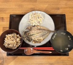 塩麹に漬けたアジの干物 発酵コールスローサラダ添え