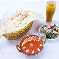 濃厚なトマトの酸味とバターのコクが溶け込んだマイルドなバターチキンカレーに、焼き立てモチモチの大きなナン（またはライス）、新鮮なサラダ、ドリンクが付いた大満足のお得なセットです！スパイスの豊かな香りとジューシーなチキンが絶品で、辛いのが苦手な方や小さなお子様にも美味しくお召し上がりいただけます♪