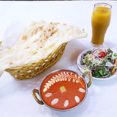濃厚なトマトの酸味とバターのコクが溶け込んだマイルドなバターチキンカレーに、焼き立てモチモチの大きなナン(またはライス)、新鮮なサラダ、ドリンクが付いた大満足のお得なセットです!スパイスの豊かな香りとジューシーなチキンが絶品で、辛いのが苦手な方や小さなお子様にも美味しくお召し上がりいただけます♪