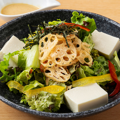 蓮根チップと豆富の胡麻ドレサラダ