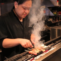 目の前はオーブンキッチンとなっており、焼き場、板場のどちらも見ることが出来ます。臨場感を楽しみたい方やスタッフとお話した方にオススメです。