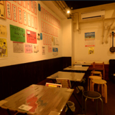 【壁側ベンチシートのお席☆】ご家族連れやグループの方が使いやすいテーブル席です！お仲間内のちょっとしたお集まりにも便利で、テーブルの料理を囲んで会話に花が咲く♪