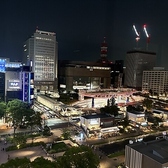 地上10階に位置する当店からは、美しい名古屋の夜景が一望できます。開放的な空間で、きらめく景色とともに贅沢な時間をお過ごしください。