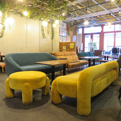 ゆったりソファー席お家のリビングのようにくつろいで下さい♪