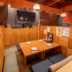 【会話が弾むテーブル席】テーブル席は、ゆったりとしたスペースを提供！仕切りがありますので、リラックスして会話を楽しむことができます。料理を囲みながら、楽しい時間をゆっくりとお過ごしいただけます。