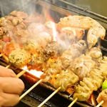 丹精込めて串を焼き上げております！自慢の鶏料理の他に旬の刺身やボリューム満点なステーキ等も！