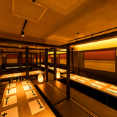 当店は、扉付き完全越室を多数完備しております。和情緒溢れる店内は、空間デザイナーが手掛けたもの。シンプルながら落ち着きある雰囲気で、ゆったりとお寛ぎ頂けます。2名様～団体様までご利用可能な個室席を完備しておりますので、飲み会や宴会、接待、女子会、歓送迎会などにおすすめです。