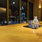 店内で快適にお過ごしいただけるよう、無料のWi-Fiを完備しております。お食事中の調べ物や、お仕事でのご利用など、ご自由にお使いください。