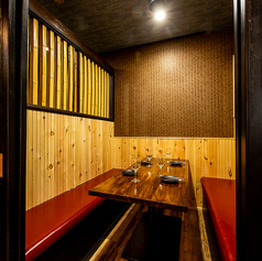 6名様定員の個室を2つご用意しております。(8名様利用も可能ですが、少々狭くなる可能性もございます。)