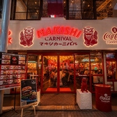 国際通りから徒歩すぐの巨大エンタメグルメ横丁「マキシカーニバル」へようこそ！無数の提灯が赤々と灯り、まるで毎日がお祭りのような熱気に包まれたこの場所は、地元うちなーんちゅと観光客がグラスを交わす最高のカオス空間。