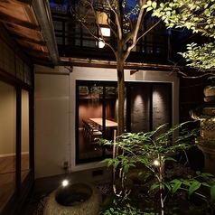 築100年以上の町屋を改装。内装はモルタル基調で統一し、モダンな雰囲気に。日本酒を多くの方に楽しんでもらえるよう、敷居やハードルを感じにくい店内を目指しました。