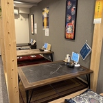 和の雰囲気の広々とした店内で、ゆったりくつろげるテーブル席で本格和食を存分にお楽しみください！