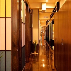 【テーブル席・掘りごたつ席｜30名様～最大50名様】大人数での各種ご宴会に！最大50名様まで店舗を貸し切ってご利用いただけます。周りのお客様を気にせずフグ料理とお酒を片手に心ゆくまでご歓談いただけます。コースも多種ご用意！各駅より徒歩5分圏内でお集まりにも便利な好立地◎