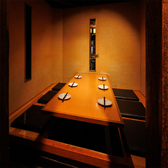 ［4～6名様］静けさを纏う少人数向き掘り炬燵個室は、仕事帰りの飲み会、女子会にもお薦め。細長い窓が空間に奥行きを生み、外の気配をさりげなく取り込みながらプライベート感をしっかり確保します。