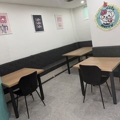 12席分のお席をご用意しております。カフェマットをご持参いただければワンちゃん連れものんびり座れます。