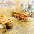 【テーブル席】≪15名～24名席≫居心地のいい雰囲気で天ぷらやおつまみなどのお料理を楽しめます。店内は活気があり、女子会や気の置けない友人などとワイワイとお過ごしいただけます。駅近なので終電ギリギリまで滞在することもできます。お気軽にお立ち寄りください◎