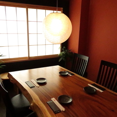 照明やインテリアにもこだわった清潔感溢れるテーブル席はどんなシーンでもご利用いただけます。落ち着いた雰囲気でのお食事は、ゆっくりと素材の味を愉しめるはずです。ご家族やご友人同士でのお食事にはぴったりの空間。