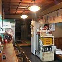 当店には、落ち着いた雰囲気のカウンター席もご用意しております。シェフの技を間近で楽しみながら、ゆったりとお食事をお楽しみいただけます。一人でも気軽に立ち寄れるスペースで、特別なひとときをお過ごしください♪