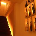 【2階】2階に上がる階段は温かな光が特徴。オレンジ色のダウンライトに照らされてくつろぎの空間へといざないます。