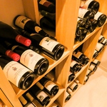 なんといってもこだわっているのは豊富なワイン。店内奥に完備されている自慢のワインセラーで管理