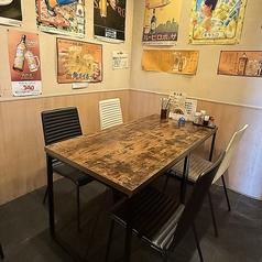 わきあいあいとしたテーブル席で、仲間と楽しいひとときをお過ごしください。