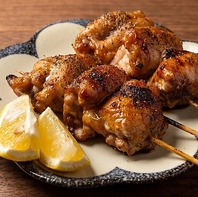 炭火で焼き上げる！自慢のトロ手羽先を2種の味わいで