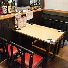 4名様までご利用いただけるテーブル席は、ずらりと並ぶ酒瓶や調理の臨場感を身近に感じられる人気のお席。美味しそうな香りや活気ある雰囲気が食欲を掻き立てます。気軽なお食事から仲間との語らいまで、料理とお酒をより一層楽しめる空間です。