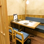 個室席は落ち着きのある雰囲気が魅力的。ゆったりお食事ができます。