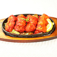 ジューシーな鶏肉をヨーグルトと数種類のスパイスにじっくり漬け込み、香ばしく焼き上げたインドの定番料理です。骨なしで食べやすく、スパイシーな香りと旨味が口いっぱいに広がります。お酒のおつまみにはもちろん、ナンやライスとの相性も抜群で、タンドリーチキンと並び世界中で愛される逸品です。