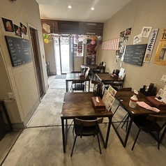 仲間との楽しいひとときや、仕事帰りのリラックスした食事にぴったりです。新鮮な海鮮料理と豊富なお酒をリーズナブルに楽しめます◎