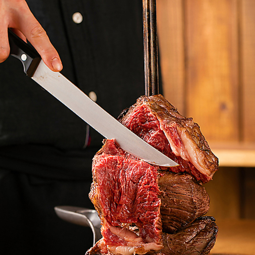 ブラジル伝統のシュラスコ！熱々の肉を切り分けて、ジューシーな旨みをたっぷり堪能。