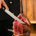 ブラジル伝統のシュラスコ！熱々の肉を切り分けて、ジューシーな旨みをたっぷり堪能。