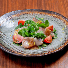 鰆の塩たたきカルパッチョ　新玉ねぎと春菊の香り