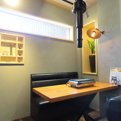 当店には、4名様までご利用いただける広々としたテーブル席を2つご用意しております。気の合う仲間やご家族と一緒に、楽しいお食事をお楽しみいただける最適な空間です。小規模の宴会や歓送迎会にもぴったりです。テーブル席では、自分たちでお肉を焼きながら、ワイワイと楽しい会話をお楽しみいただくことができます。